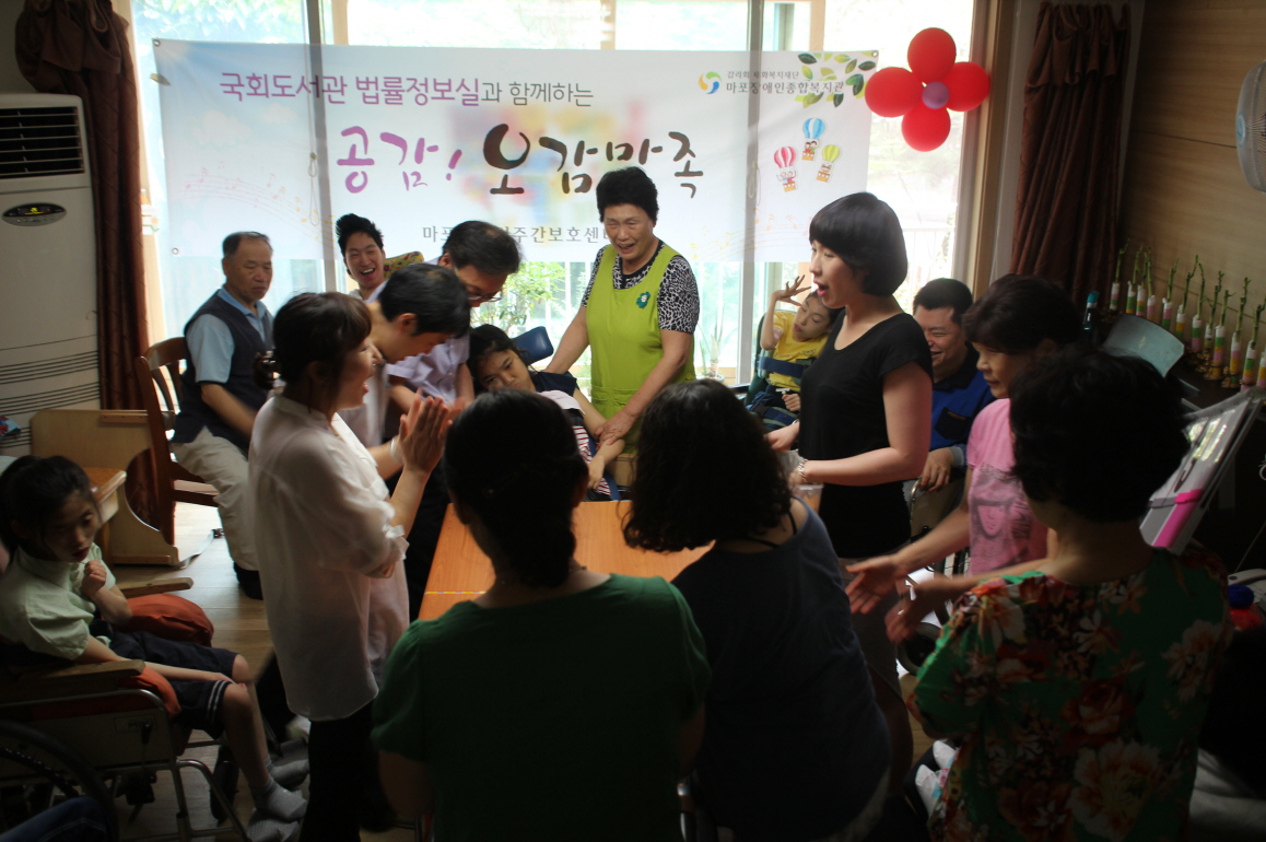 주간보호센터 생활체육 탁구게임 진행.