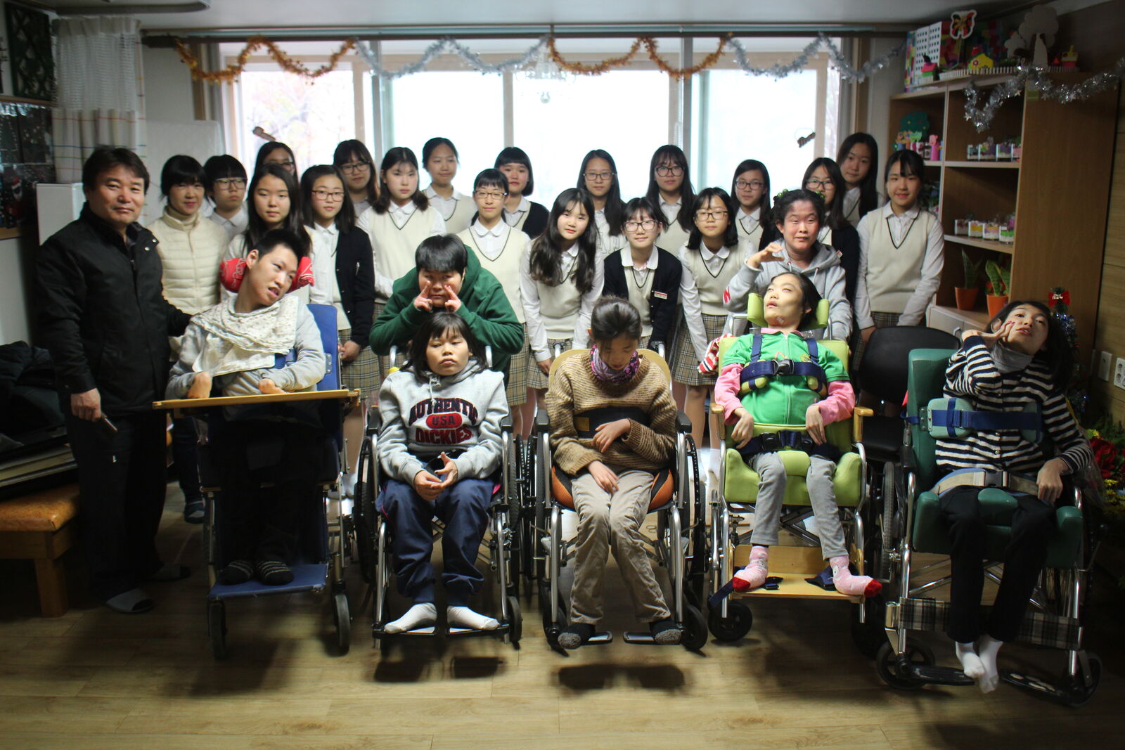 홍대부속여자중학교 합주 공연이 진행되었습니다.