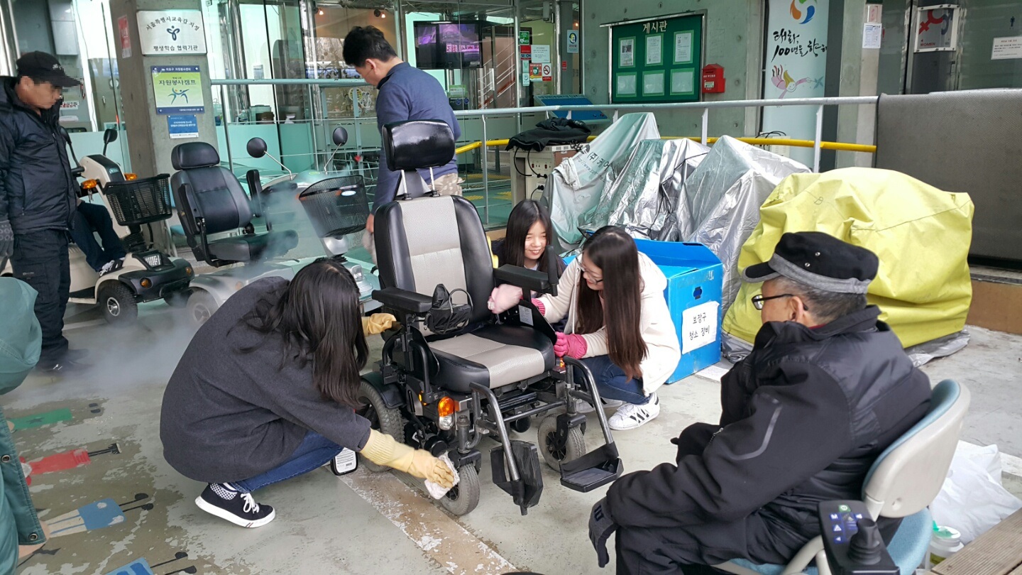 휠체어 이용 장애인을 위한 보장구청소 휠체어 이용 장애인을 위한 보장구청소