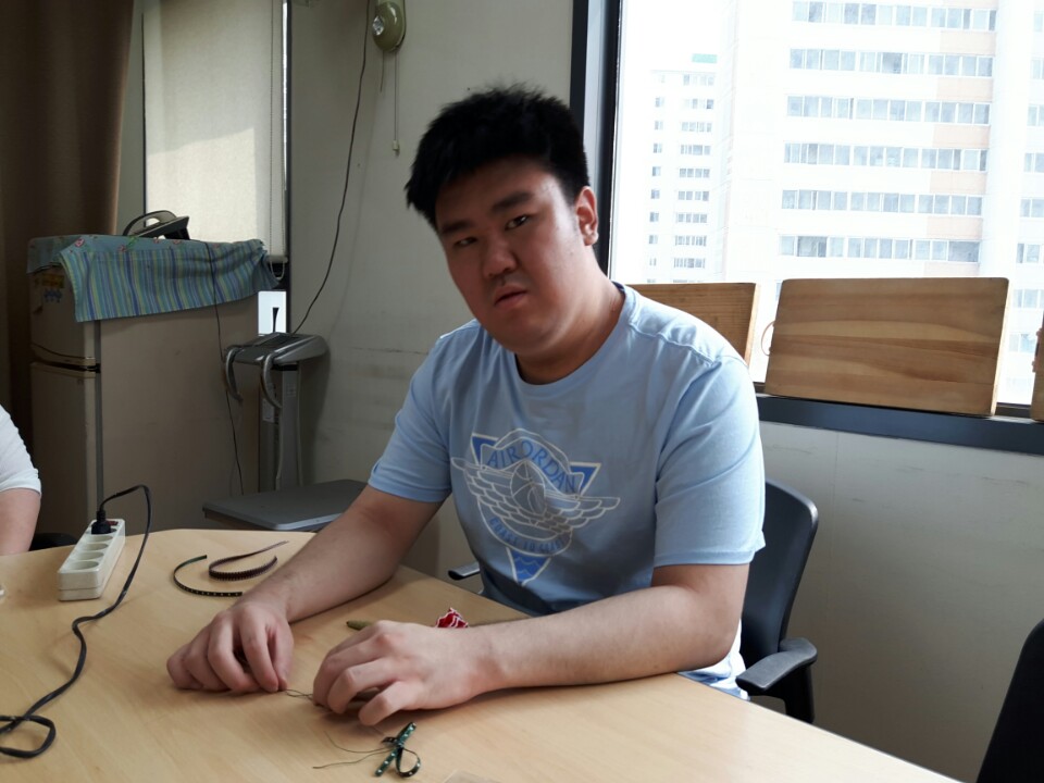 어버이날을 맞이하여 카네이션 볼펜 만들었어요~(발달장애인 테마체험교실) 어버이날을 맞이하여 카네이션 볼펜 만들었어요~(발달장애인 테마체험교실)