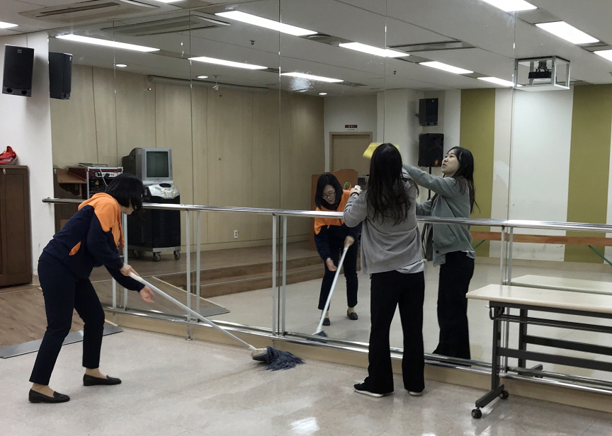 봄맞이 강당청소 실시