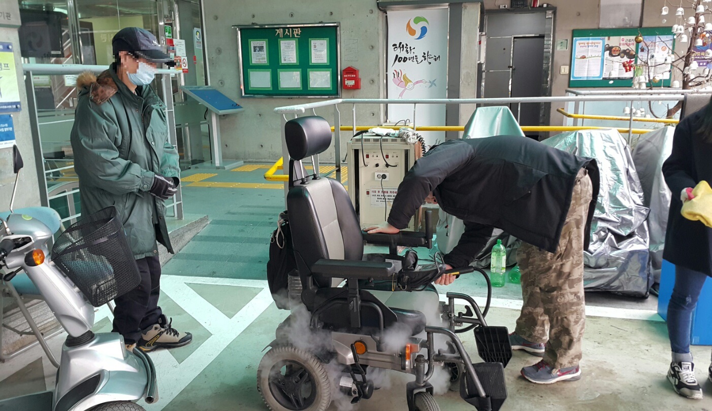 휠체어 이용 장애인을 위한 보장구청소 휠체어 이용 장애인을 위한 보장구청소