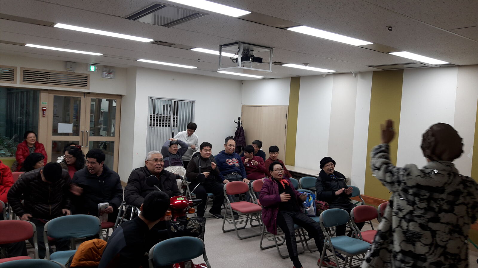 노래교실이 진행되고 있습니다. 노래교실이 진행되고 있습니다.