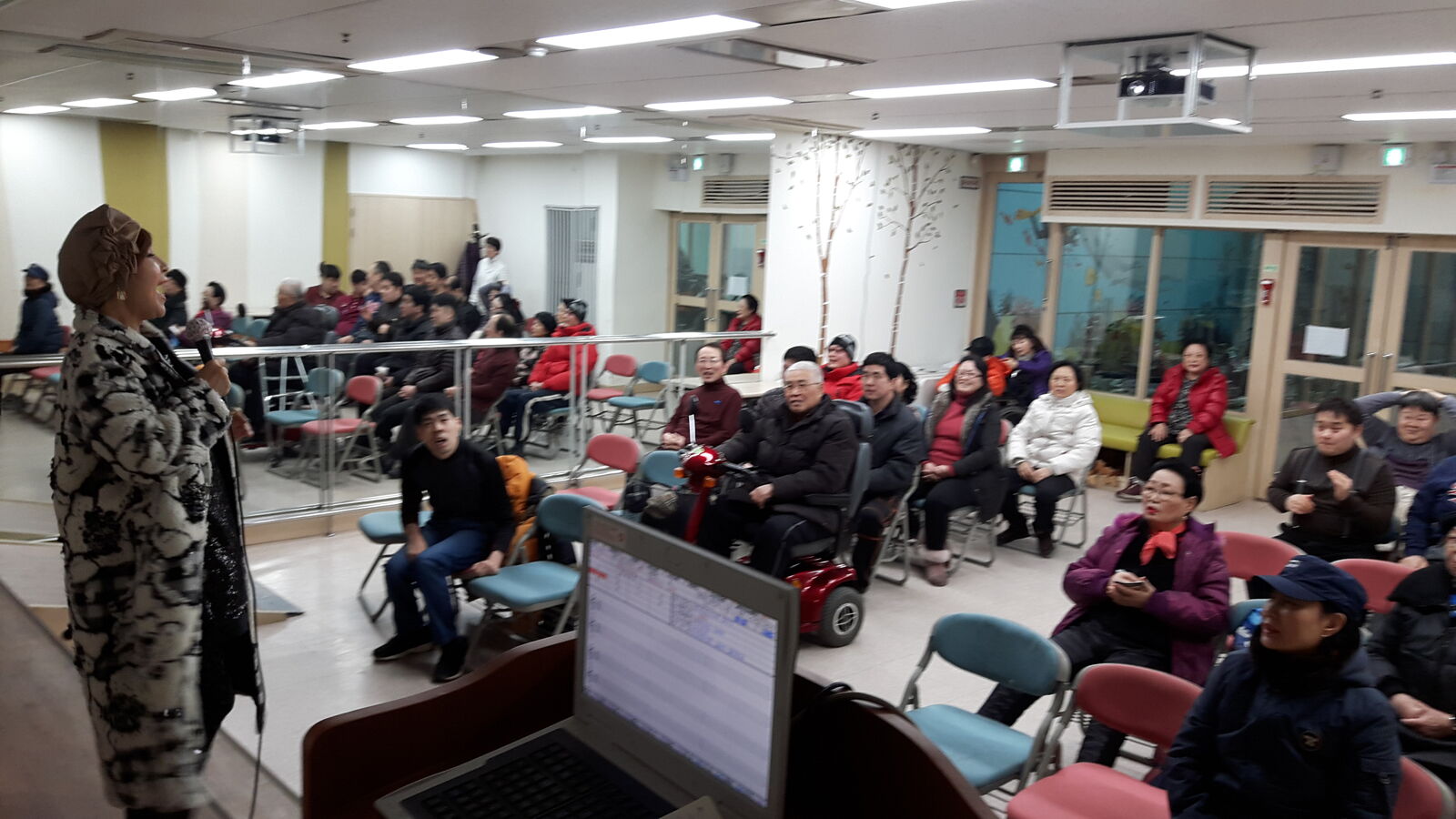 노래교실이 진행되고 있습니다. 노래교실이 진행되고 있습니다.