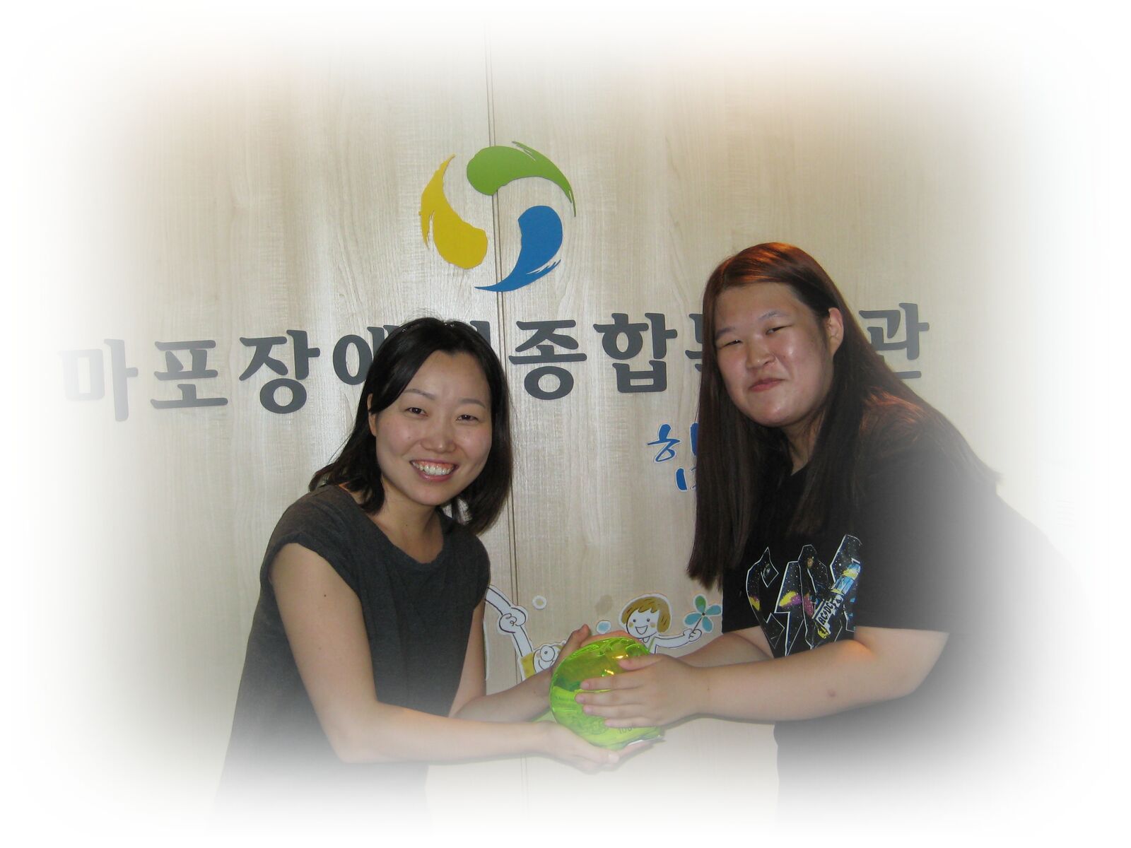 수도여자고등학교 3학년 5반 학생들이 후원금을 전달해주셨습니다.